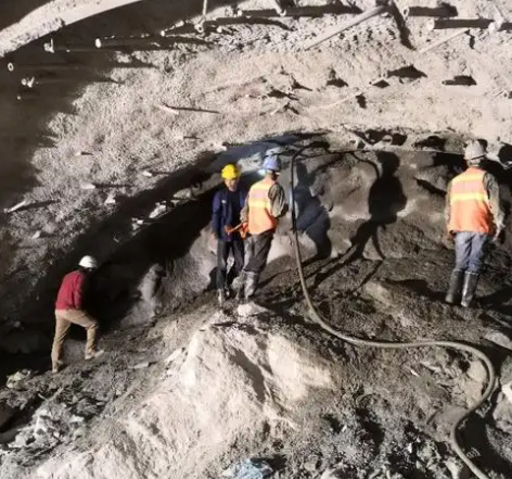 彰武隧道拱顶带模注浆料，微膨胀注浆料的特点及施工工艺